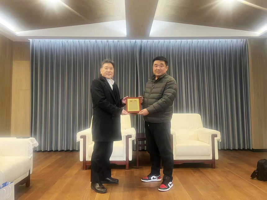 OTC海外事业部长，中国区董事长、副总、机器人部部长，营业担当亲自颁奖